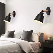 Arandela de Parede Direcionável Preto Fosco com Detalhe em Madeira