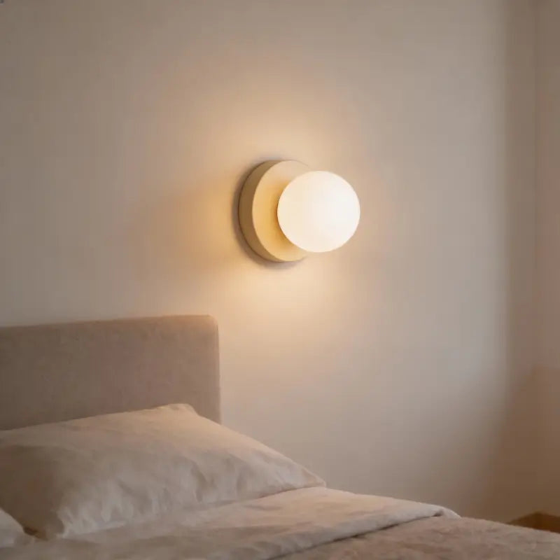 Arandela de Parede Globo de Vidro Acabamento em Metal