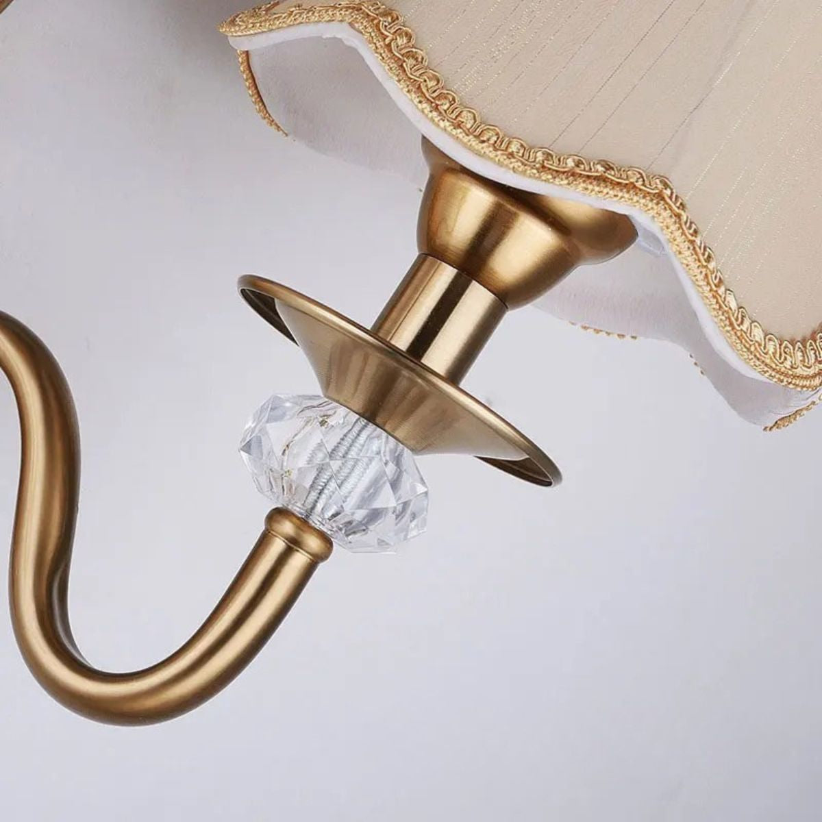 Arandela de Parede Cúpula em Tecido Acabamento Dourado
