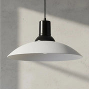Pendente Chapéu Vidro Ice Branco, Acabamento Preto, Cabo Ajustável